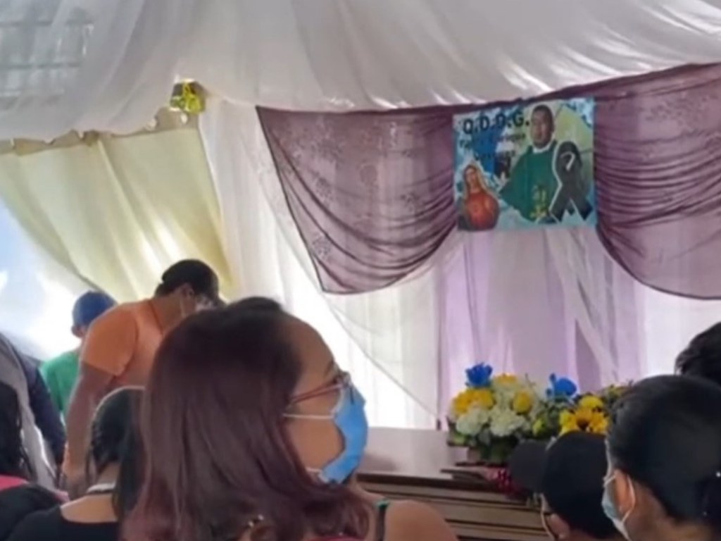 Velan restos del padre Enrique Vásquez en su natal Agua Azul Sierra