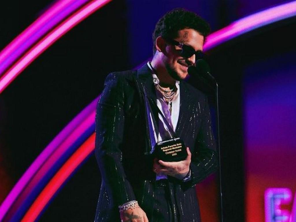 Christian Nodal confiesa que aún habla con Belinda