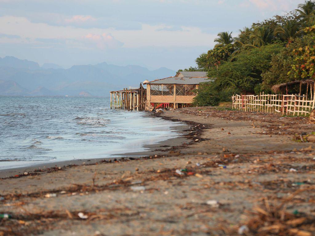 $!Las casas que están a la orilla de la playa en Punta de Ratón suelen ser de dos plantas para que al subir la marea no los afecte. En 2018 había unos 30 metros de playa que ya no están.