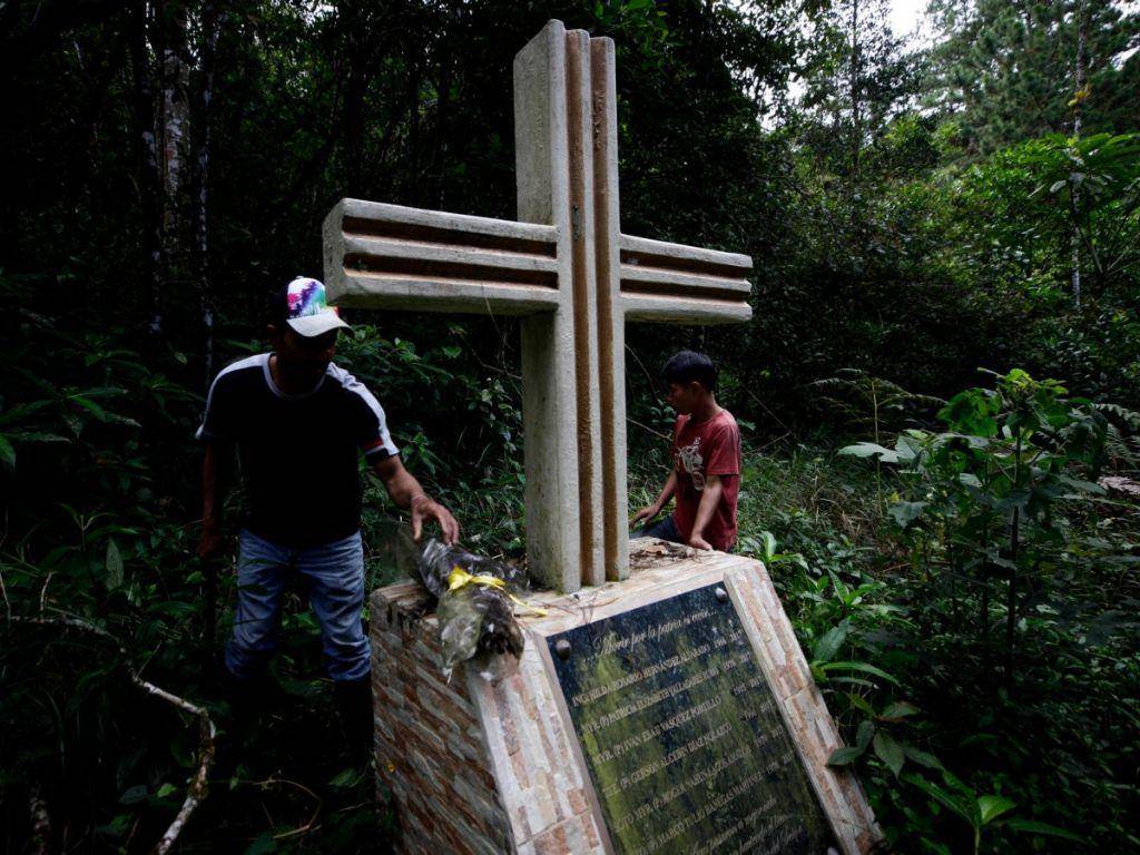 $!En el monumento en honor a las víctimas se pudo encontrar algunos ramos de flores marchitas que fueron llevados por los familiares en los primeros días posteriores a la tragedia.