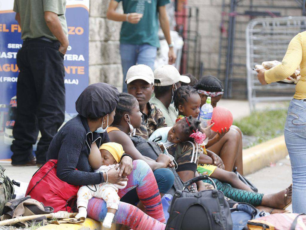 $!La semana anterior este grupo de migrantes de Ecuador, Venezuela y Cuba agradeció porque no les cobraron el salvoconducto.