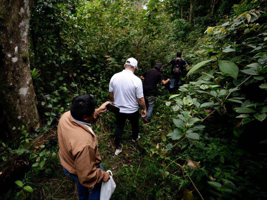 $!Con ayuda de tres guías originarios de Lepaterique, la Unidad Investigativa avanzó por la montaña de Yerba Buena para llegar al lugar exacto del accidente.