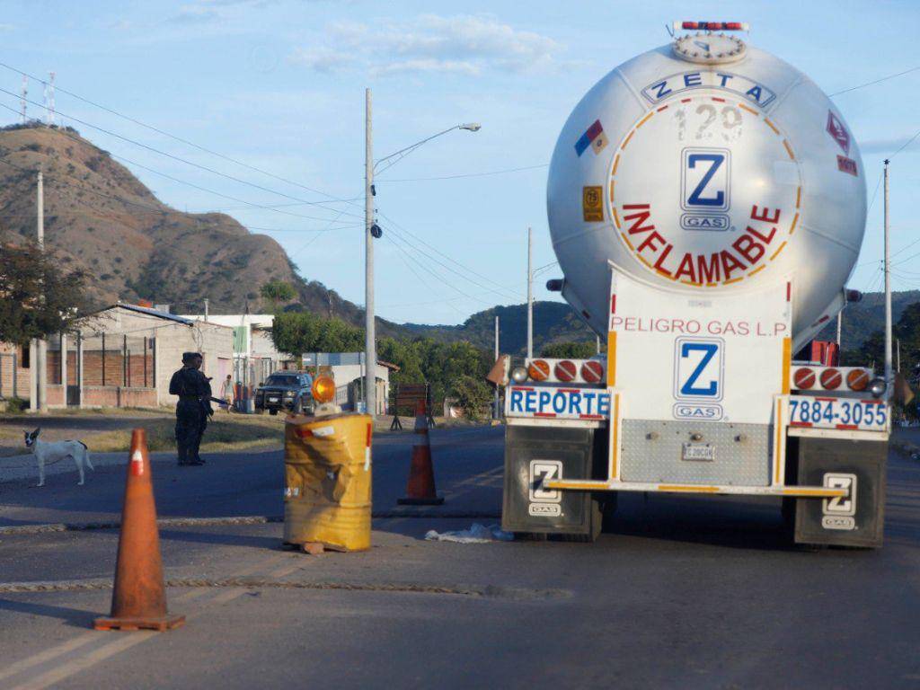 $!En el desvío al municipio de Alianza se logró observar un retén con la presencia de dos militares que realizan revisión aleatoria a los vehículos que van con rumbo a Nacaome, Valle.