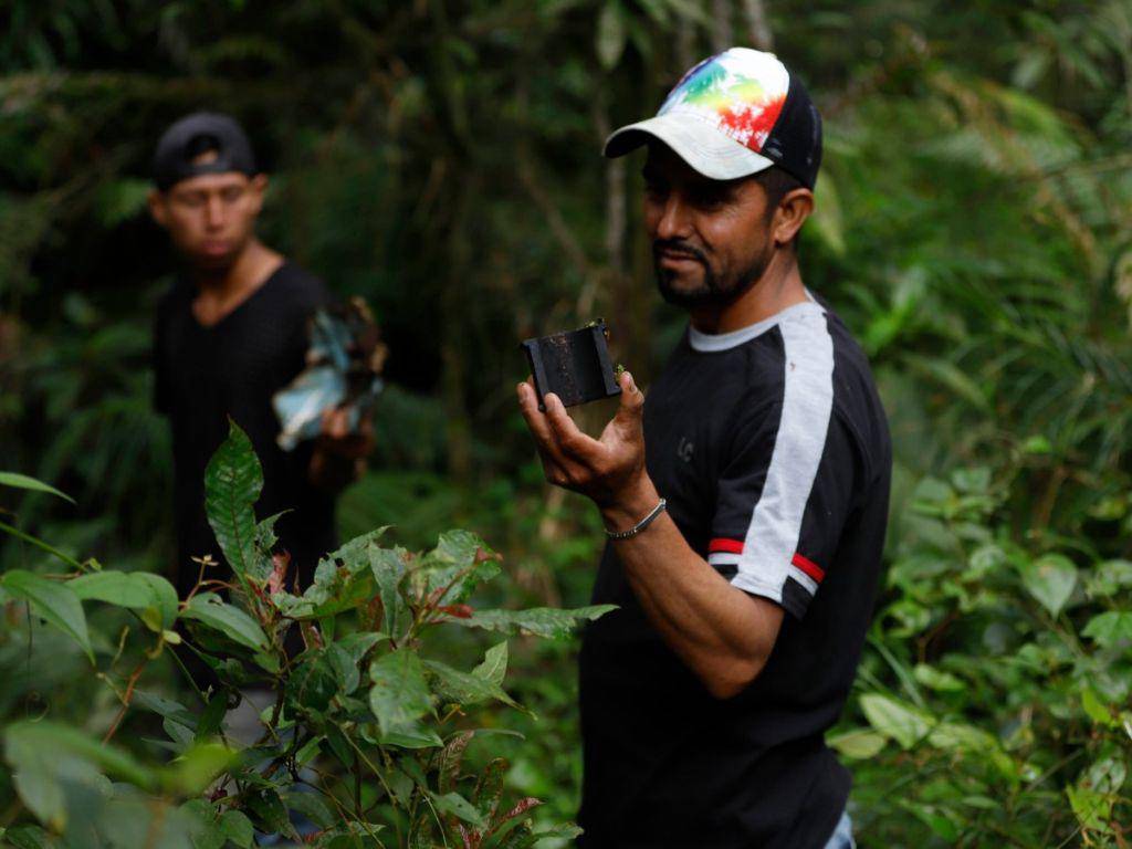 $!Los pedazos de hierro retorcidos de la aeronave son mostrados al lente del equipo periodístico por miembros de la expedición en la montaña.