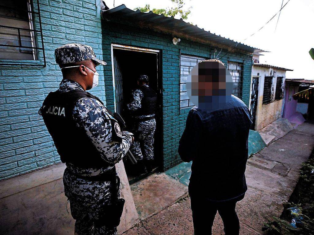 $!La Unidad Investigativa de EL HERALDO Plus acompañó a la Sección Táctica Operativa (STO) en un operativo por dos de las colonias más peligrosas del municipio de San Salvador.