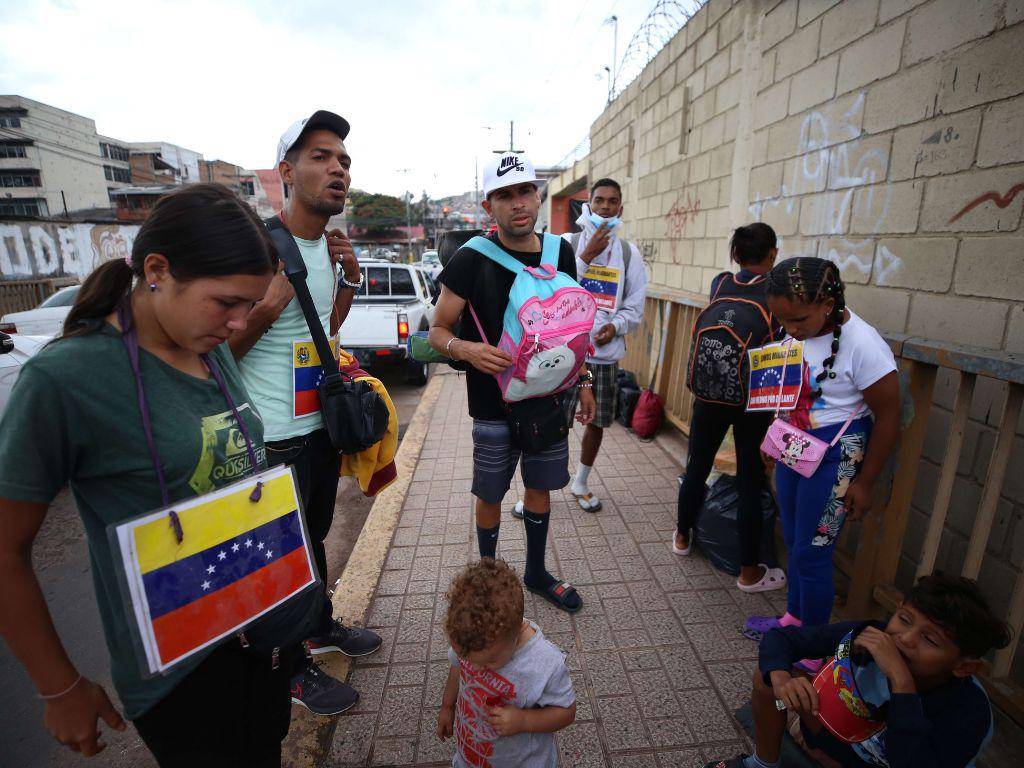 $!Un grupo de migrantes venezolanos pidiendo dinero en el puente Juan Ramón Molina de la capital. En el puente había unas 30 personas, todas de la misma familia.