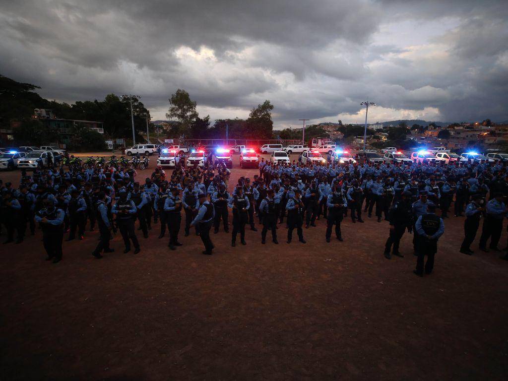 $!Con un pequeño acto en el campo de fútbol de la colonia Alemán, las autoridades hondureñas dieron por iniciado el estado de excepción en la lucha contra la extorsión.