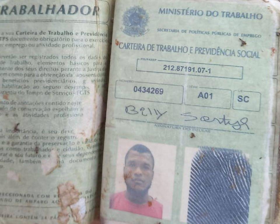 El documento de trabajo de la víctima del naufragio.