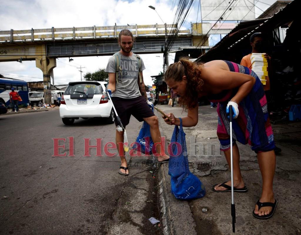 ¿Quiénes son y cómo se enamoró la pareja checa que recoge basura en las calles de Honduras?