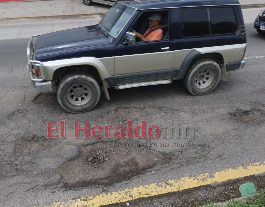 Reparan los tramos más dañados del anillo periférico de la capital