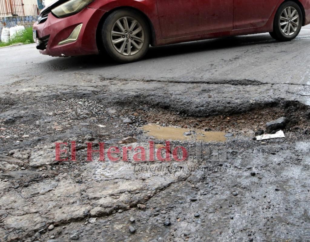 Alcaldía asegura que lluvias complican el bacheo nocturno