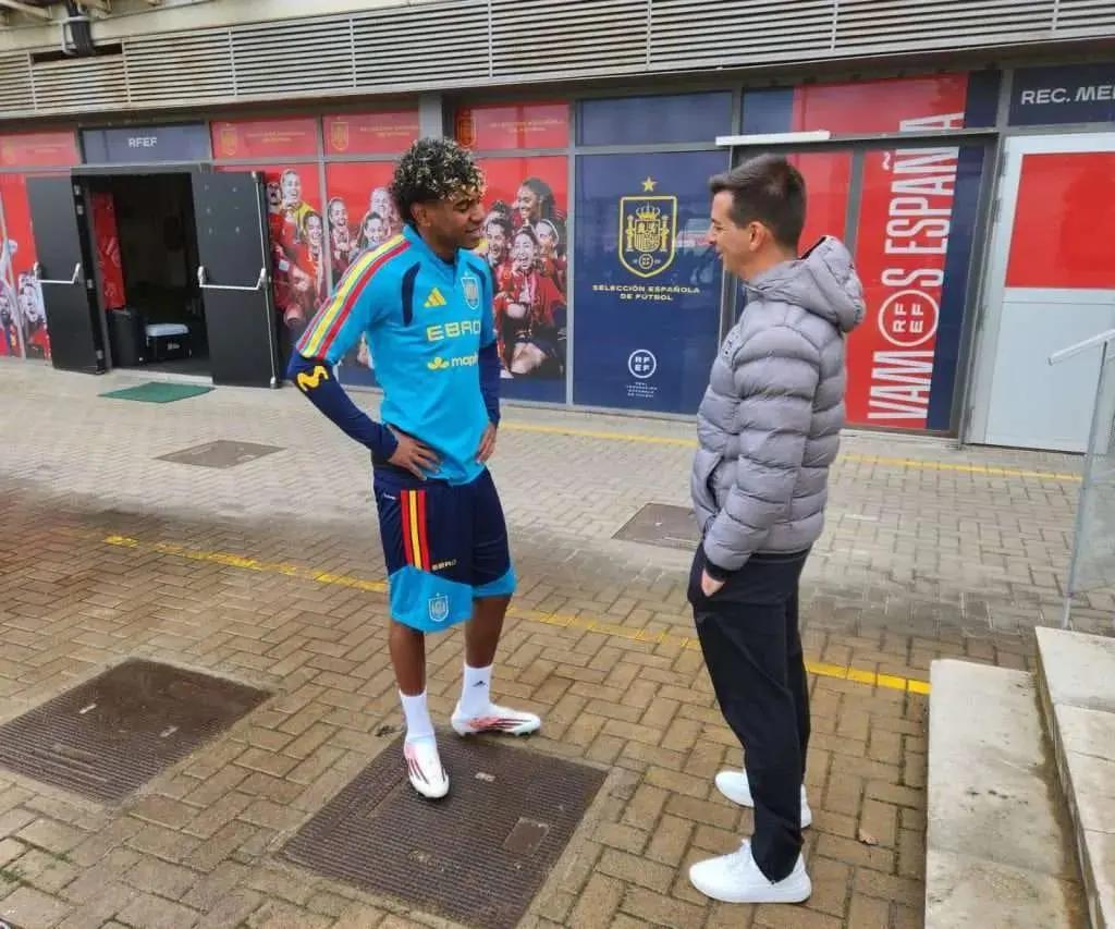 Bonito gesto de Lamine Yamal con directivos de Honduras en visita a selección de España