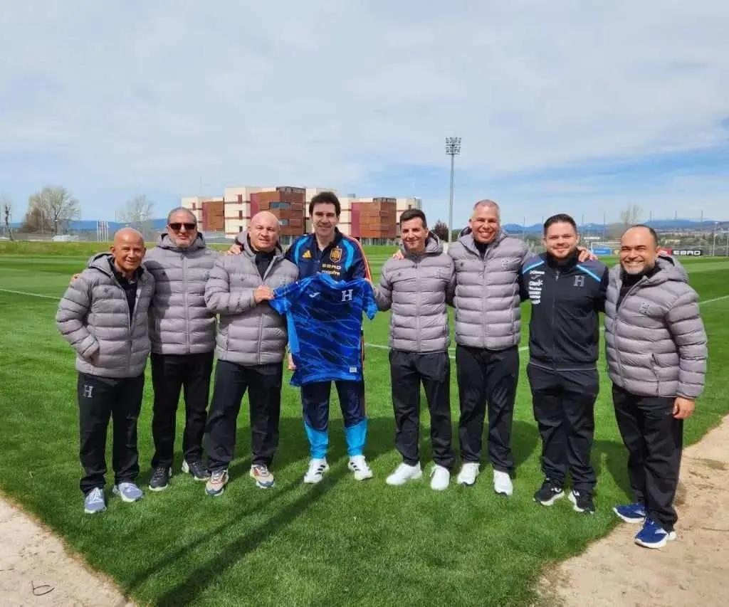 Bonito gesto de Lamine Yamal con directivos de Honduras en visita a selección de España