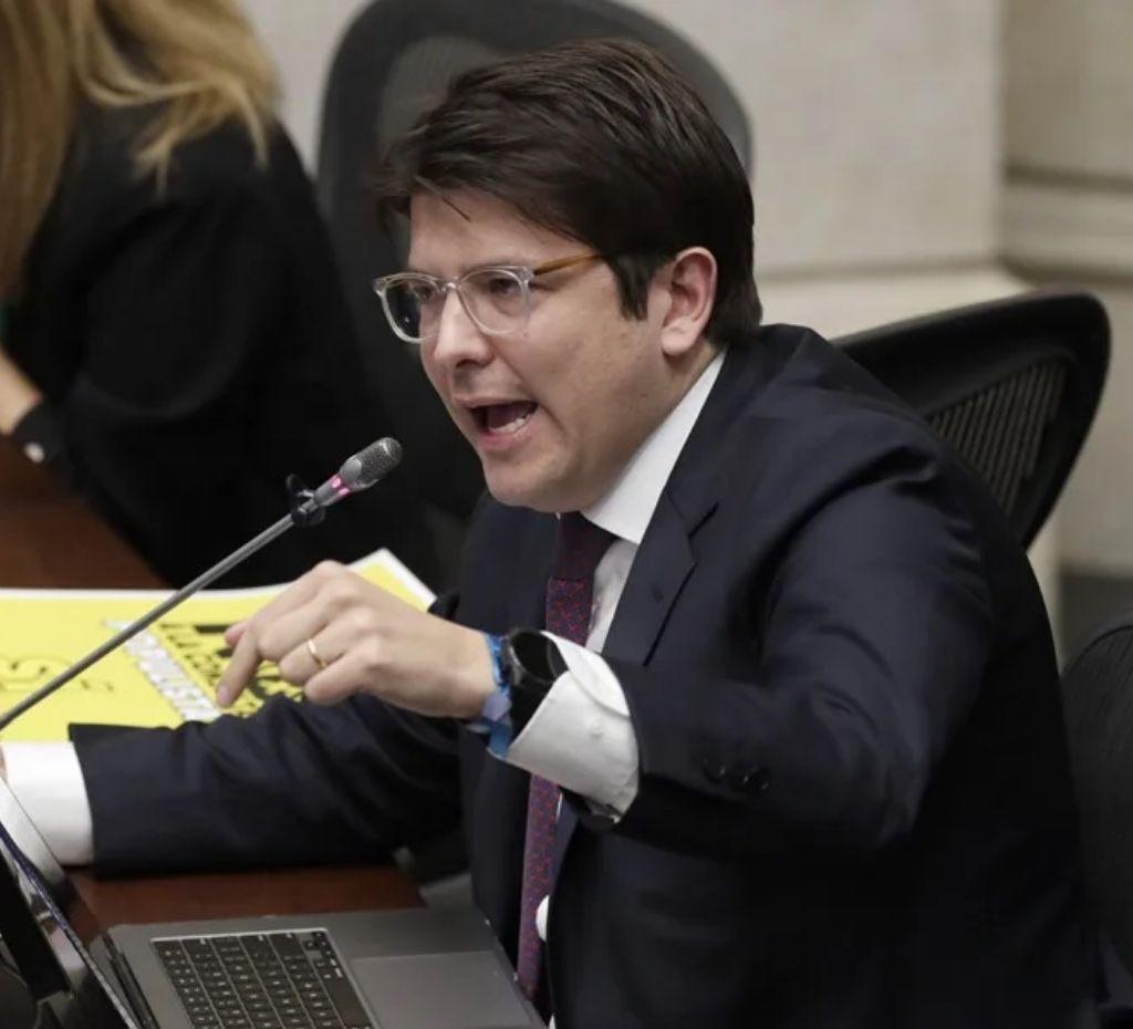 ¿Quién es Miguel Uribe Turbay, el senador que fue atacado a disparos en Colombia?