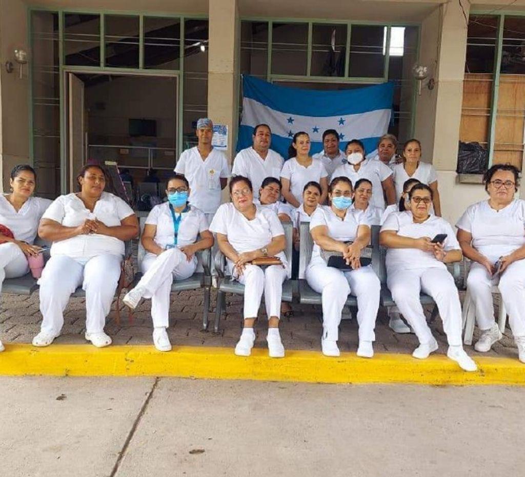 Empleados de salud protestan por falta de pago tras el reajuste salarial