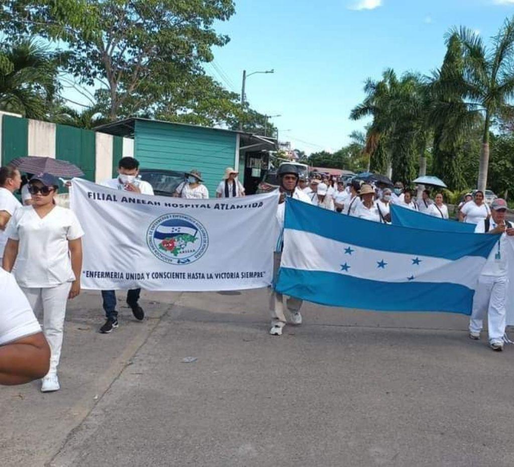 Empleados de salud protestan por falta de pago tras el reajuste salarial