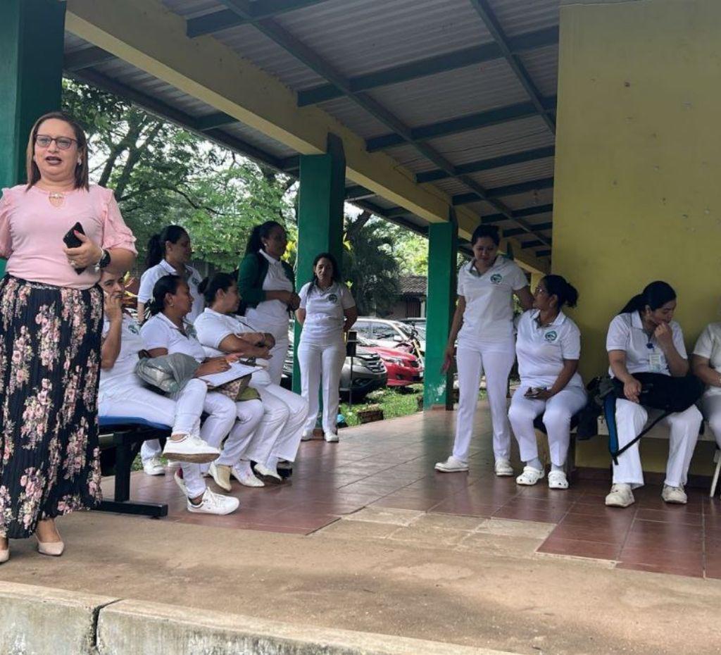 Empleados de salud protestan por falta de pago tras el reajuste salarial