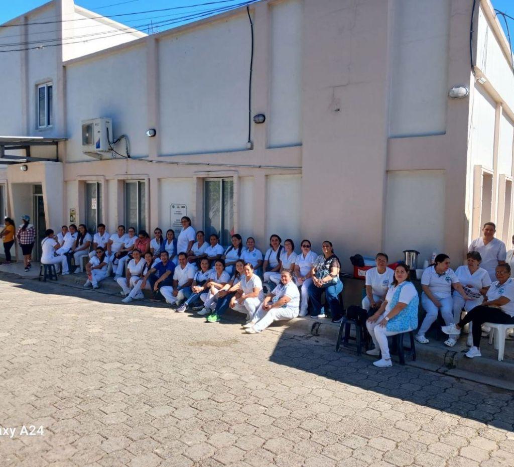 Empleados de salud protestan por falta de pago tras el reajuste salarial