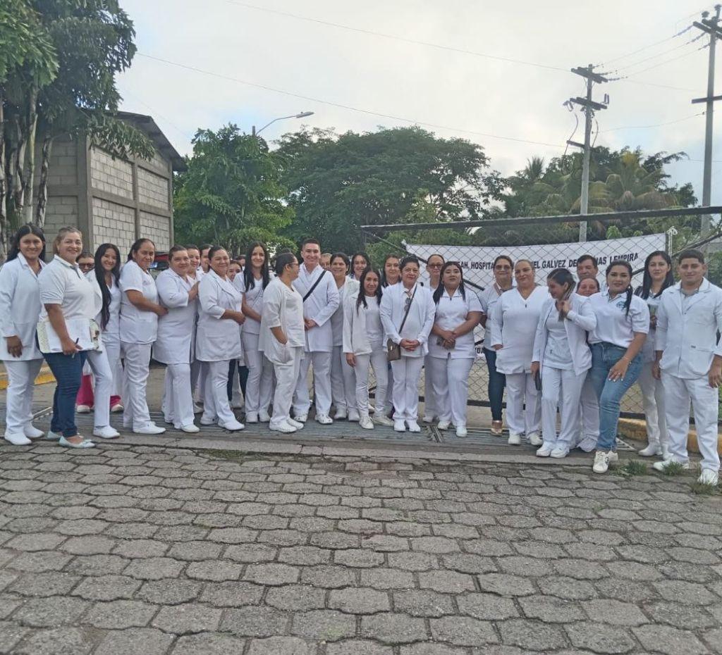 Empleados de salud protestan por falta de pago tras el reajuste salarial