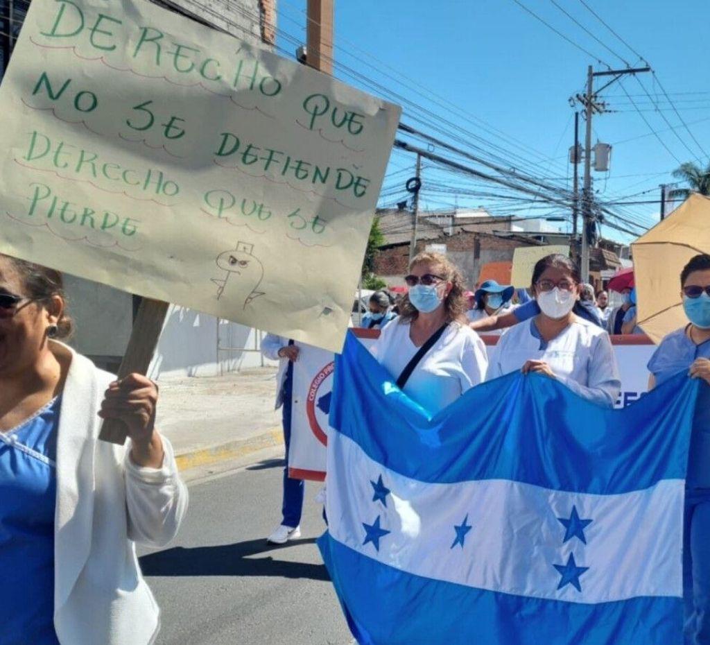 Empleados de salud protestan por falta de pago tras el reajuste salarial