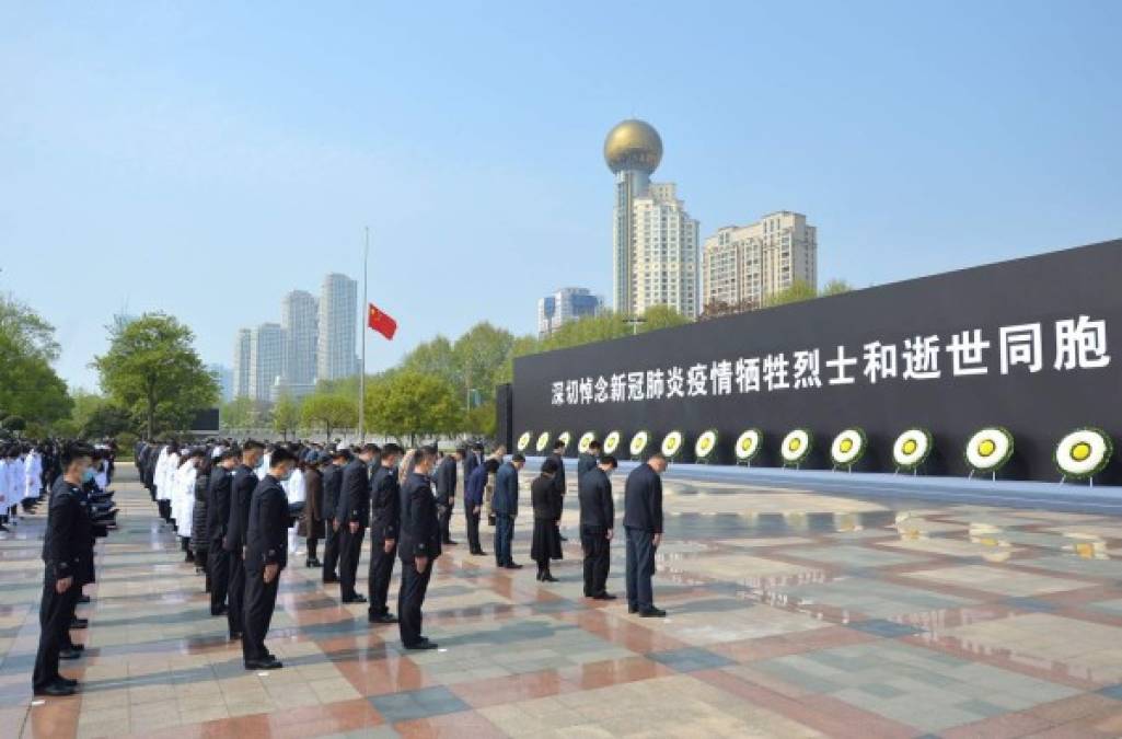 FOTOS: China rinde sentido homenaje a miles de víctimas del Covid-19