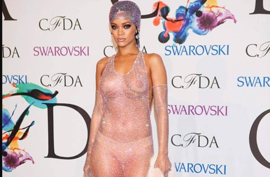 FOTOS: Los vestidos más sensuales, polémicos y criticados de Rihanna