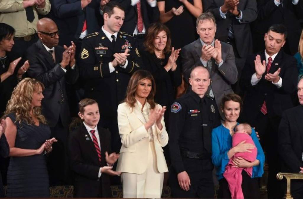 Elegante Melania Trump llega sola al discurso sobre Estado de la Unión en el Congreso