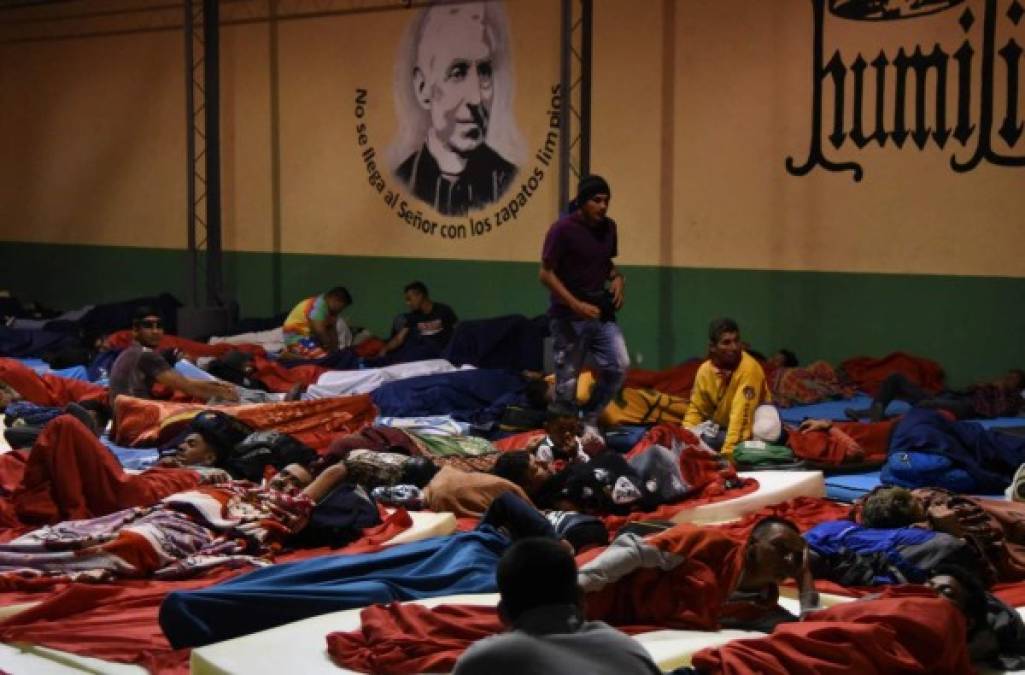 Entre el frío, la zozobra y la angustia pasa la noche la caravana de migrantes en Guatemala