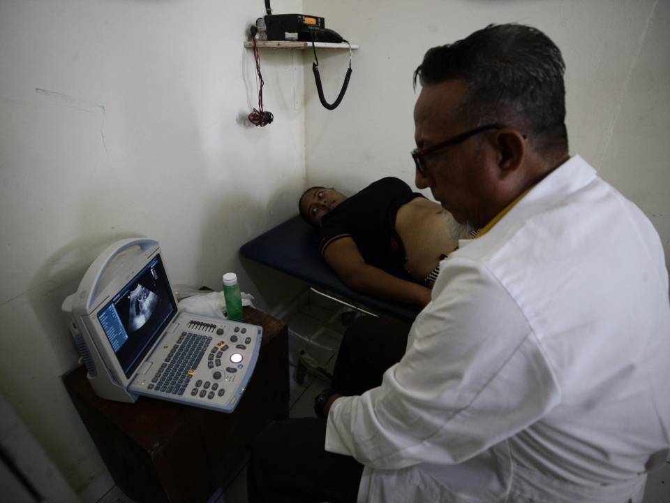 El doctor nicaragüense Sergio José Sánchez realiza un ultrasonido a la hondureña Arely Laínez en el centro de salud San Andrés, localizado en la cuenca del río Coco o Segovia, del lado de Nicaragua. Foto: Emilio Flores