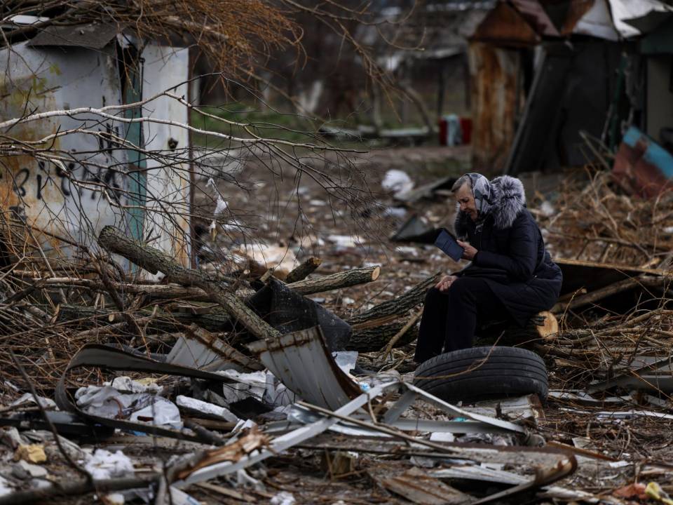 La devastación en la capital ucraniana se puede ver reflejada en los residentes que regresan a la zona que ha sido bombardeada.