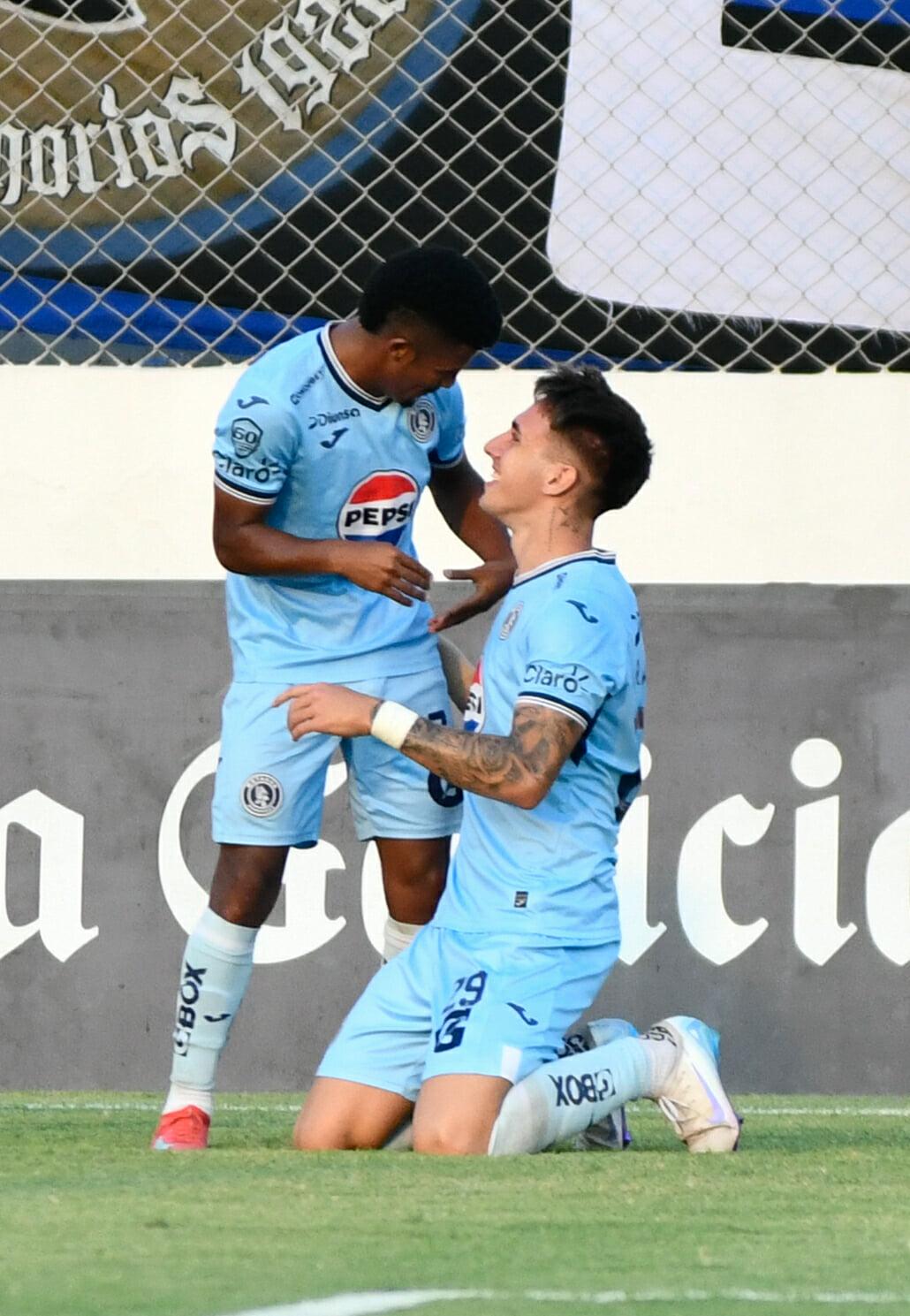 Fotos: Futbolista terminó jugando vendado, tristeza en el Génesis y las bellezas en el estadio