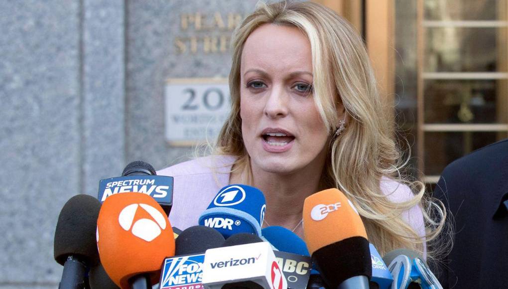 Trump la esperó con flores y pijama de seda: los detalles que declaró Stormy Daniels