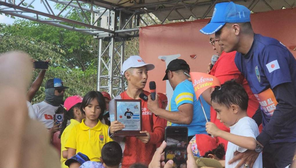 “Un japonés, cinco estrellas, macizo y héroe”: Shin Fujiyama recibe cariño de los hondureños durante reto por la educación