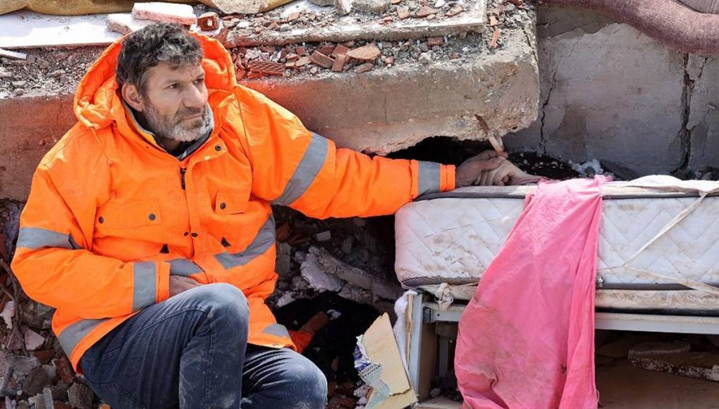 Historia detrás de la foto de un padre sosteniendo la mano de su hija muerta bajo escombros del sismo en Turquía y Siria