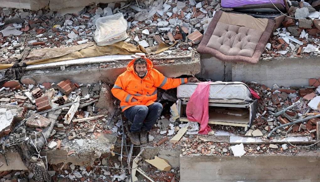 Historia detrás de la foto de un padre sosteniendo la mano de su hija muerta bajo escombros del sismo en Turquía y Siria