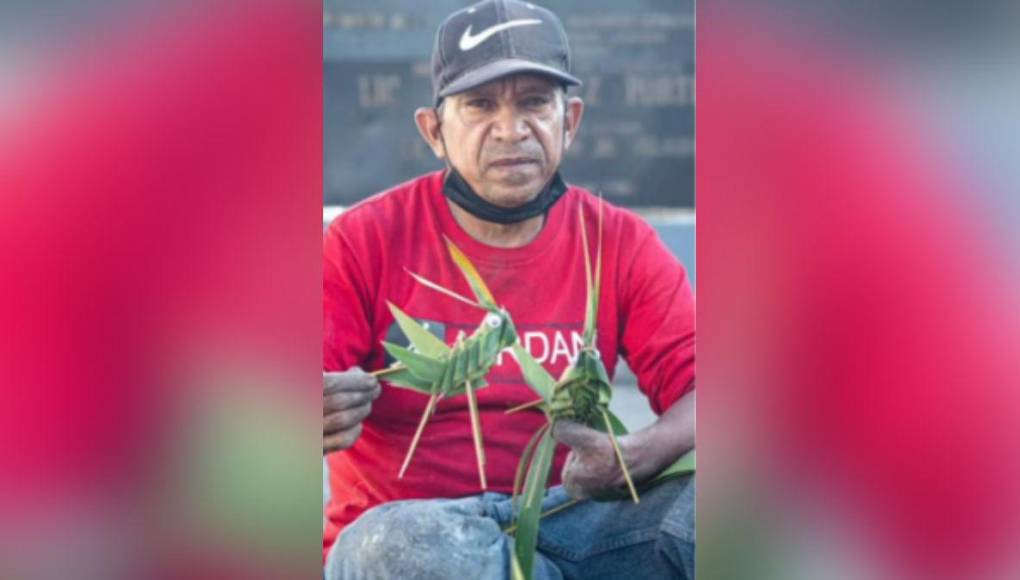 Migrante hondureño cautiva a artista mexicano con elaboración de adornos con hojas de palmera de coco