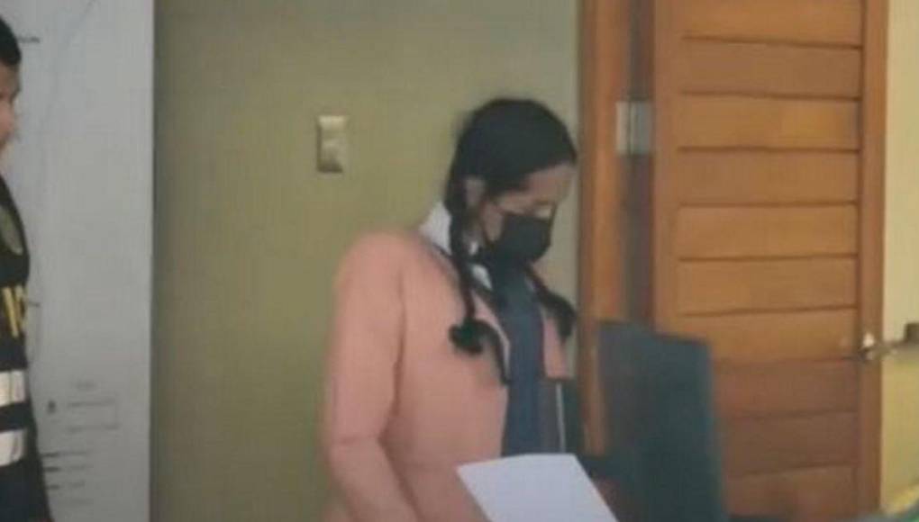 Dejan en libertad a hombre que entraba a escuelas vestido como alumna en Perú