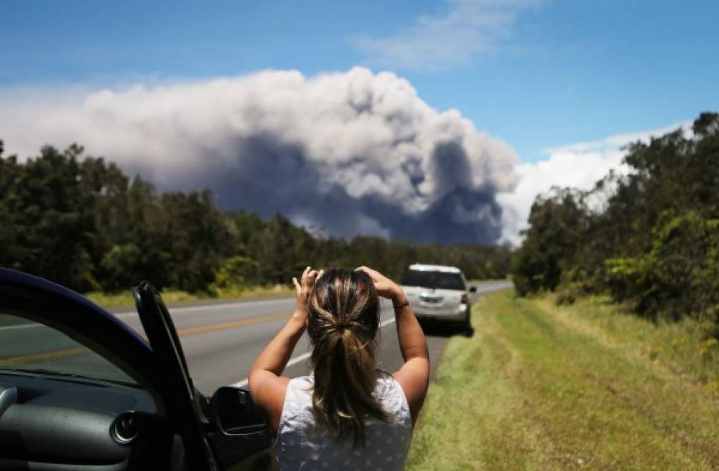 Imágenes de la nube de ceniza volcánica que provocó el volcán Kilauea en Hawái