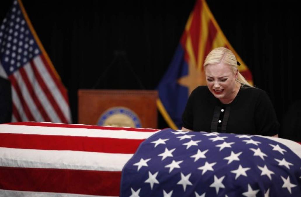 Las desgarradoras imágenes de la esposa e hija de John McCain en su funeral