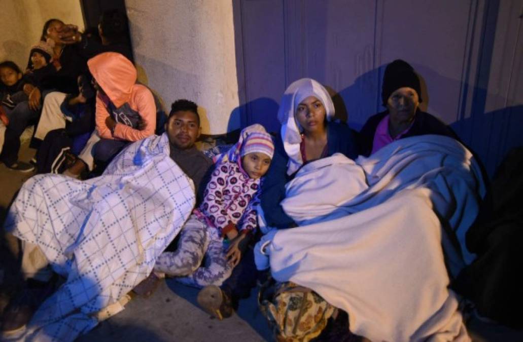 Entre el frío, la zozobra y la angustia pasa la noche la caravana de migrantes en Guatemala