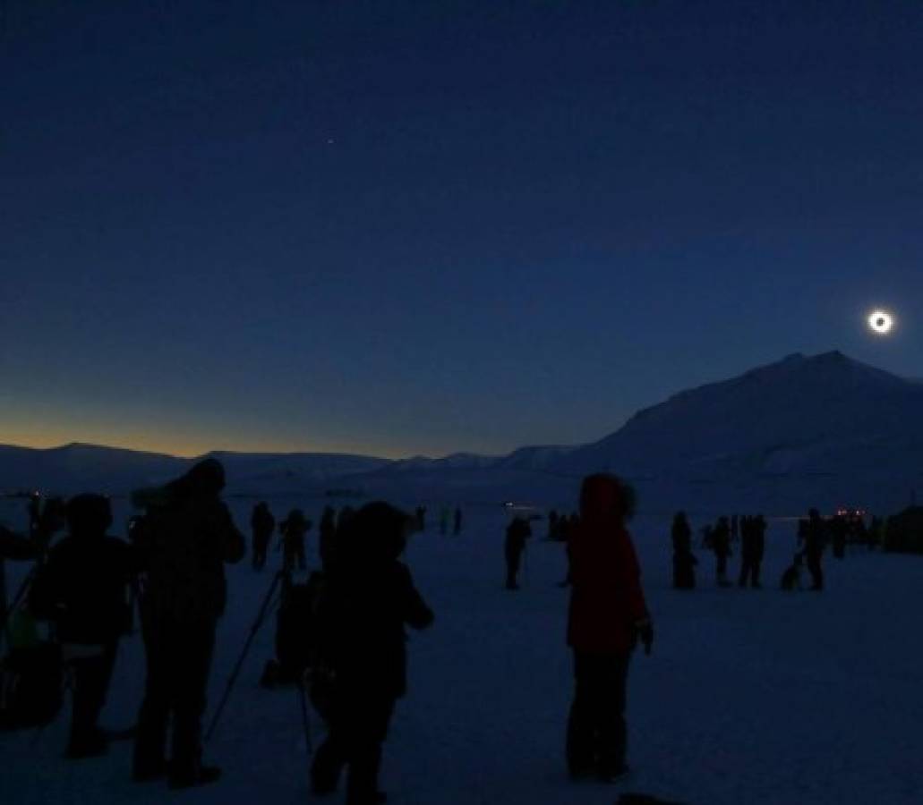 Un eclipse total brilla sobre las islas árticas de Svalbard