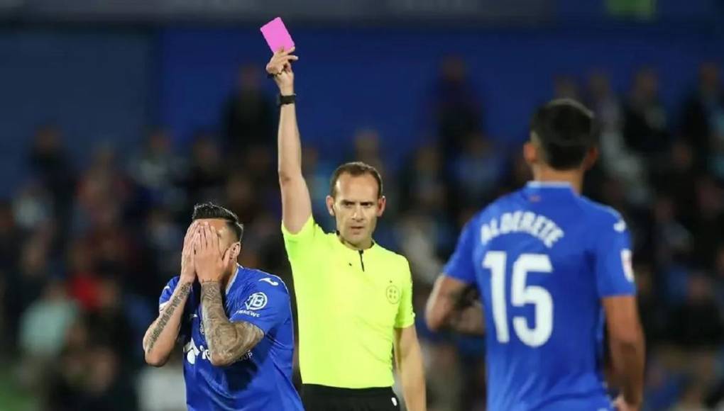 La tarjeta rosa llega al fútbol: ¿Para qué sirve y cuándo se estrenará?