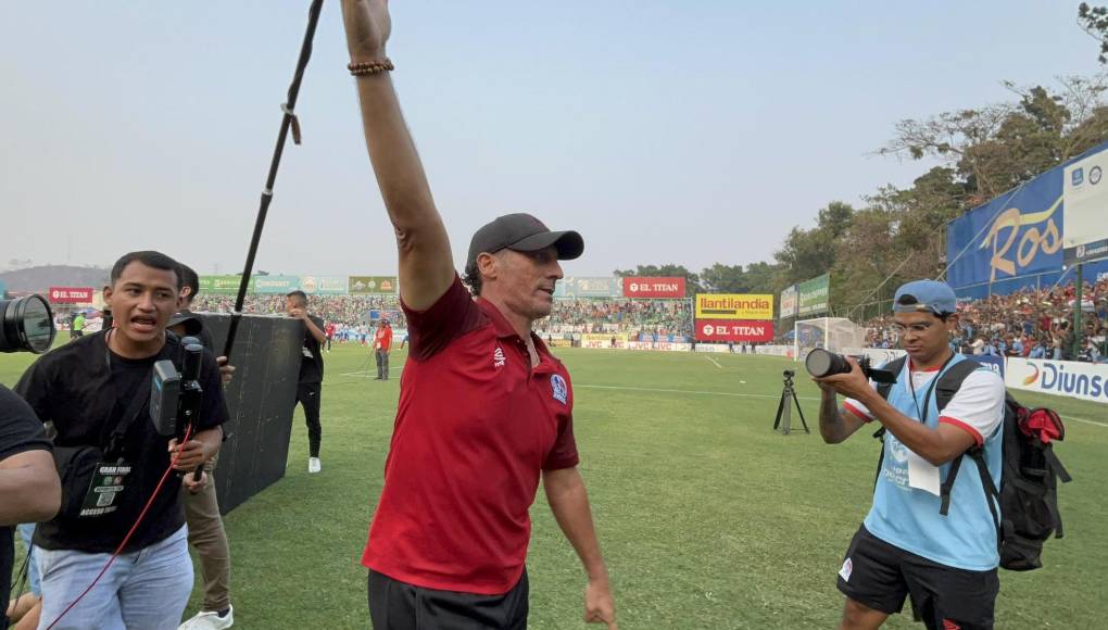 ¡Fiesta blanca en SPS! Así celebró Pedro Troglio el triunfo 38 del Olimpia