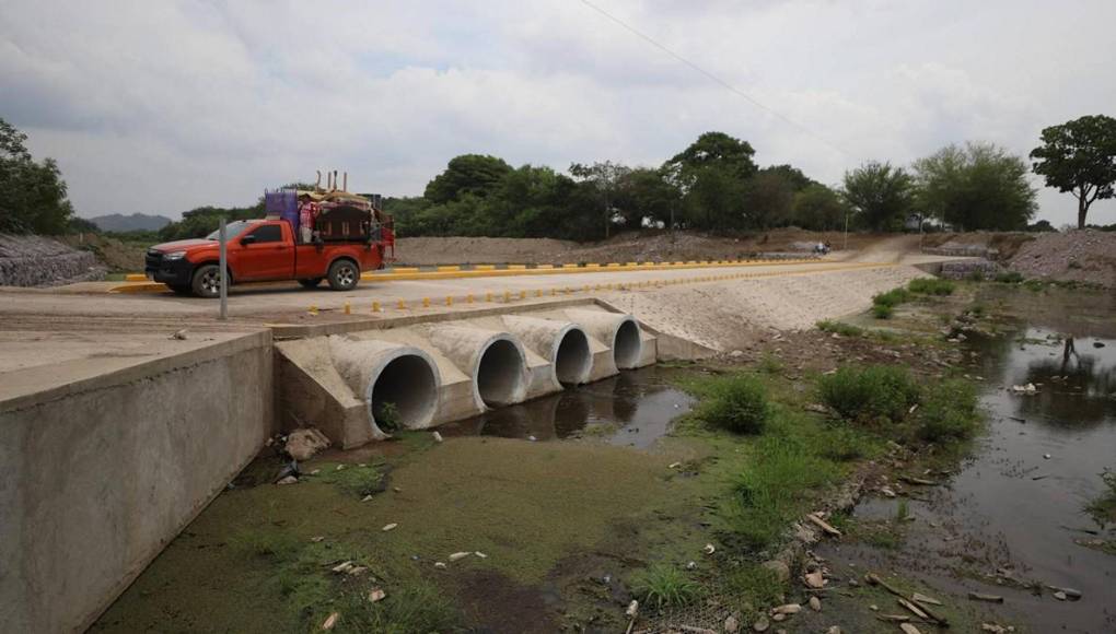 “Esas bordas no van a durar nada”: el temor en Costa de Los Amates ante bordos contra inundaciones