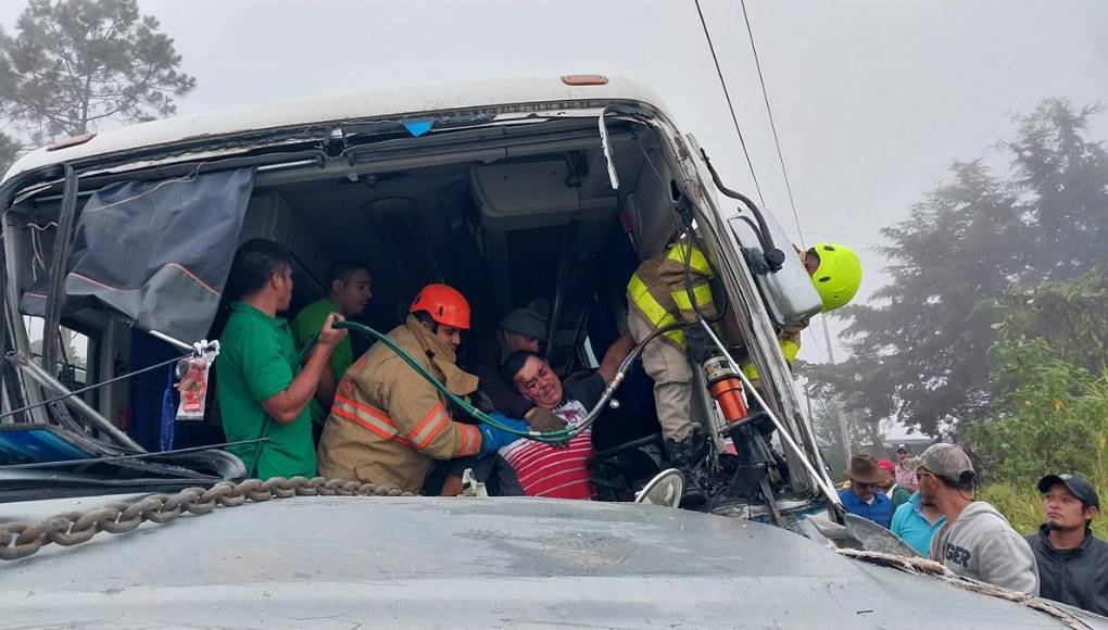 Atrapados entre amasijos de hierros: tres choques fatales en sábado trágico en Honduras