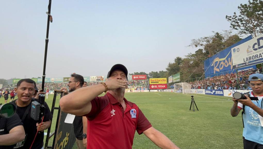 ¡Fiesta blanca en SPS! Así celebró Pedro Troglio el triunfo 38 del Olimpia