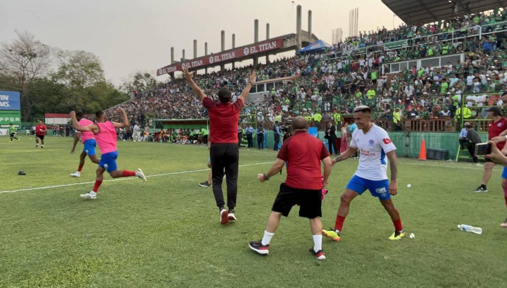 ¡Fiesta blanca en SPS! Así celebró Pedro Troglio el triunfo 38 del Olimpia