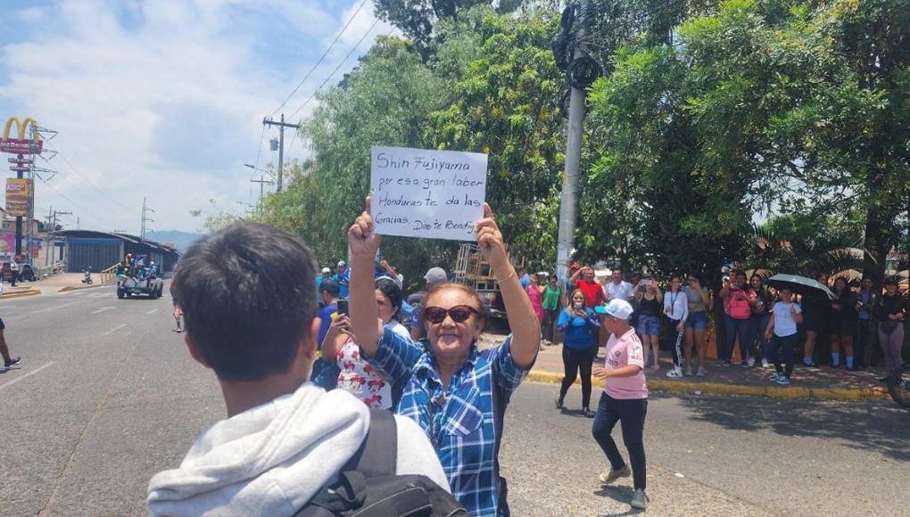 “Un japonés, cinco estrellas, macizo y héroe”: Shin Fujiyama recibe cariño de los hondureños durante reto por la educación