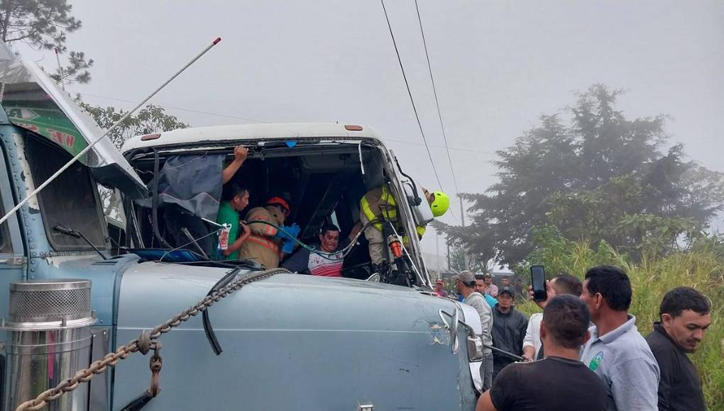 Atrapados entre amasijos de hierros: tres choques fatales en sábado trágico en Honduras