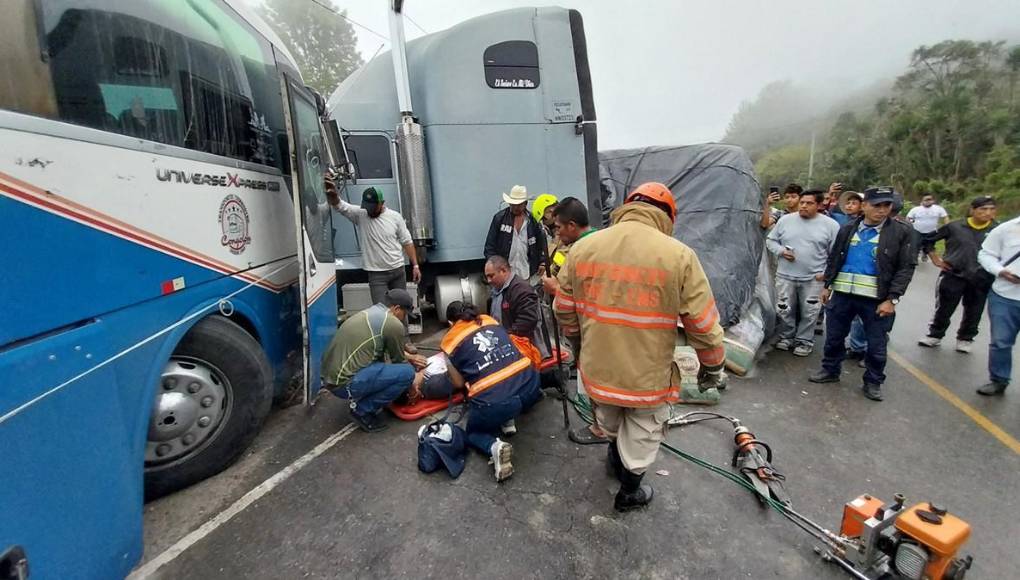 Atrapados entre amasijos de hierros: tres choques fatales en sábado trágico en Honduras